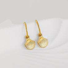 Load image into Gallery viewer, Scallop hoop studs - gold