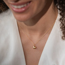 Load image into Gallery viewer, Scallop hoop studs - gold