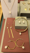 Load image into Gallery viewer, Pearl bar earrings