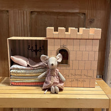 Load image into Gallery viewer, Mouse princess & the pea