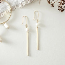 Load image into Gallery viewer, Pearl bar earrings