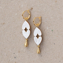Load image into Gallery viewer, Queen of hearts drop earrings - marble white