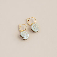 Load image into Gallery viewer, Shell hoop earrings - pearly apricot - gold
