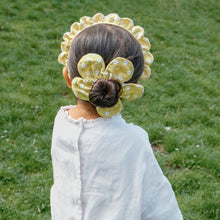 Load image into Gallery viewer, Darling daisy daisy scrunchie
