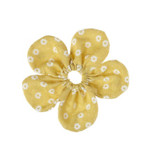 Load image into Gallery viewer, Darling daisy daisy scrunchie
