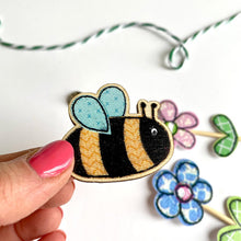 Load image into Gallery viewer, Wooden badge - bee

