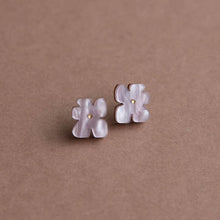 Load image into Gallery viewer, Blob bloom necklace - pearly white &amp; gold
