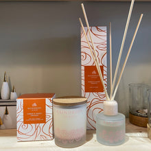 Load image into Gallery viewer, Raindrops on Roses candle - amber &amp; sweet orange
