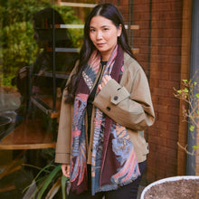 Load image into Gallery viewer, Crane wool scarf - plum

