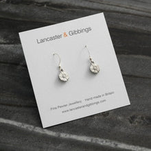 Load image into Gallery viewer, Daisy pendant
