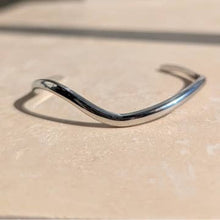 Load image into Gallery viewer, Everyday minimal wave bangle - silver
