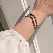 Load image into Gallery viewer, Everyday minimal wave bangle - silver
