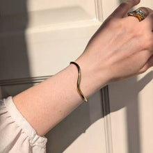 Load image into Gallery viewer, Everyday minimal wave bangle - gold
