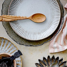 Load image into Gallery viewer, Fleur plate
