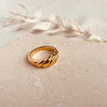 Load image into Gallery viewer, Croissant ring - gold
