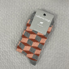 Load image into Gallery viewer, Lambswool socks - cubes - pink/grey

