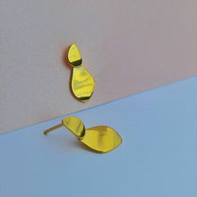 Load image into Gallery viewer, Pebble link stud earrings - gold
