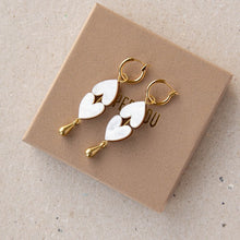 Load image into Gallery viewer, Queen of hearts drop earrings - marble white
