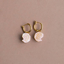 Load image into Gallery viewer, Shell hoop earrings - pearly apricot - gold
