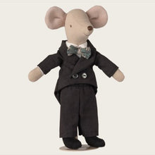 Load image into Gallery viewer, Wedding mice couple in box - mum &amp; dad
