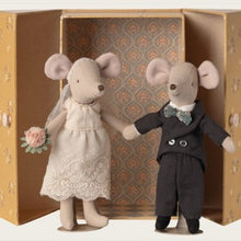Load image into Gallery viewer, Wedding mice couple in box - mum &amp; dad
