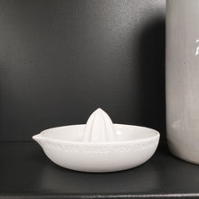 Load image into Gallery viewer, Citrus squeezer - make lemonade
