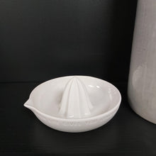 Load image into Gallery viewer, Citrus squeezer - make lemonade
