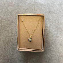 Load image into Gallery viewer, Daisy necklace
