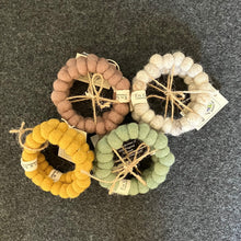 Load image into Gallery viewer, Napkin rings (feltballs) - set of 2
