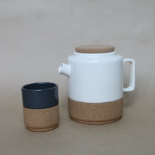 Load image into Gallery viewer, Earthware tea pot - cream
